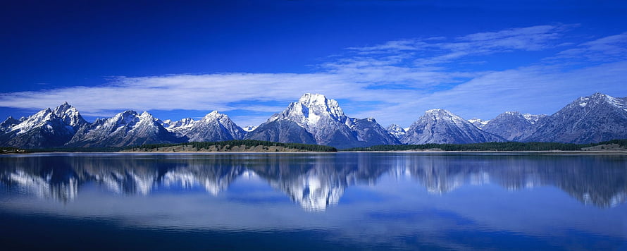Snow-Capped Mountain Range Reflected in a Calm Alpine Lake Under a Clear Blue Sky HD wallpaper