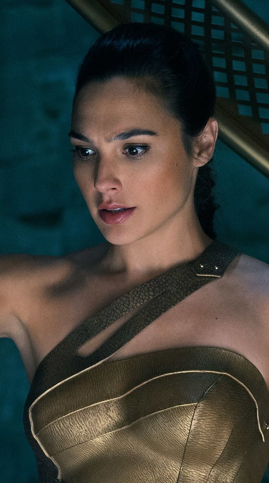 Gal Gadot as Wonder Woman in Golden Armor from Justice League HD phone wallpaper