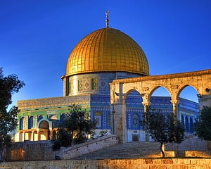 Dome of the Rock at the Al-Aqsa Mosque Compound in Jerusalem at Golden Hour HD wallpaper