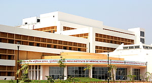 AIIMS Bhubaneswar Main Building Exterior with Tropical Landscaping HD wallpaper