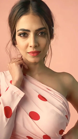 Malavika Mohanan Portrait in Pink Polka Dot Saree HD phone wallpaper