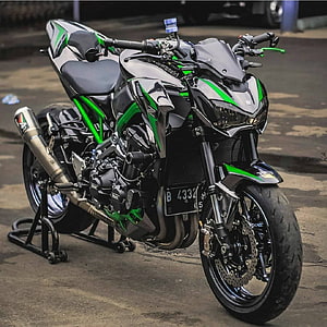 Kawasaki Z900 Sport Bike in Black and Green Parked on Concrete HD phone wallpaper