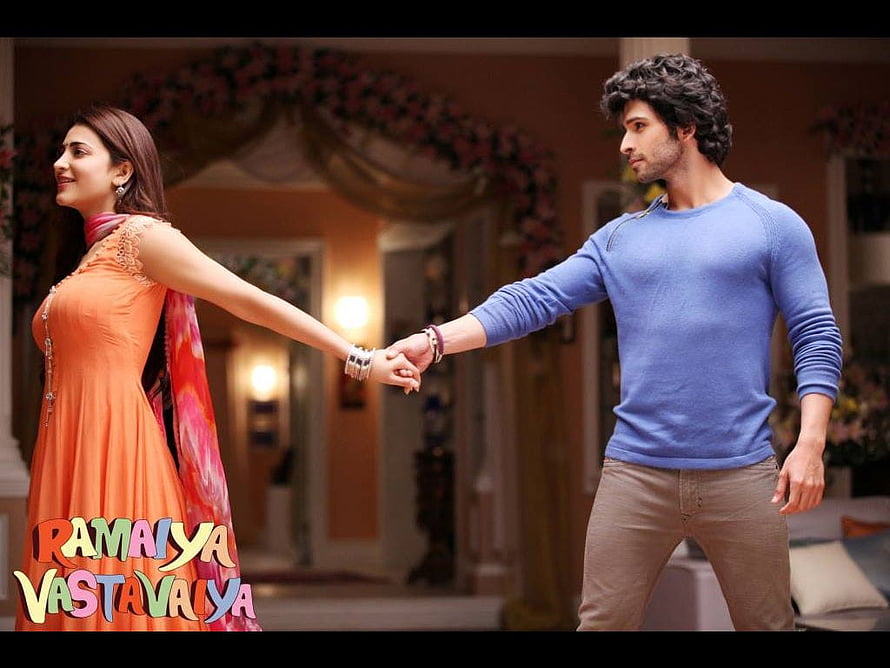 Ramaiya Vastavaiya Couple Dancing in Traditional Indian Attire HD wallpaper