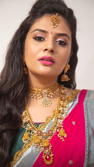 Sreemukhi in Traditional Pink and Green Saree with Gold Jewelry HD phone wallpaper