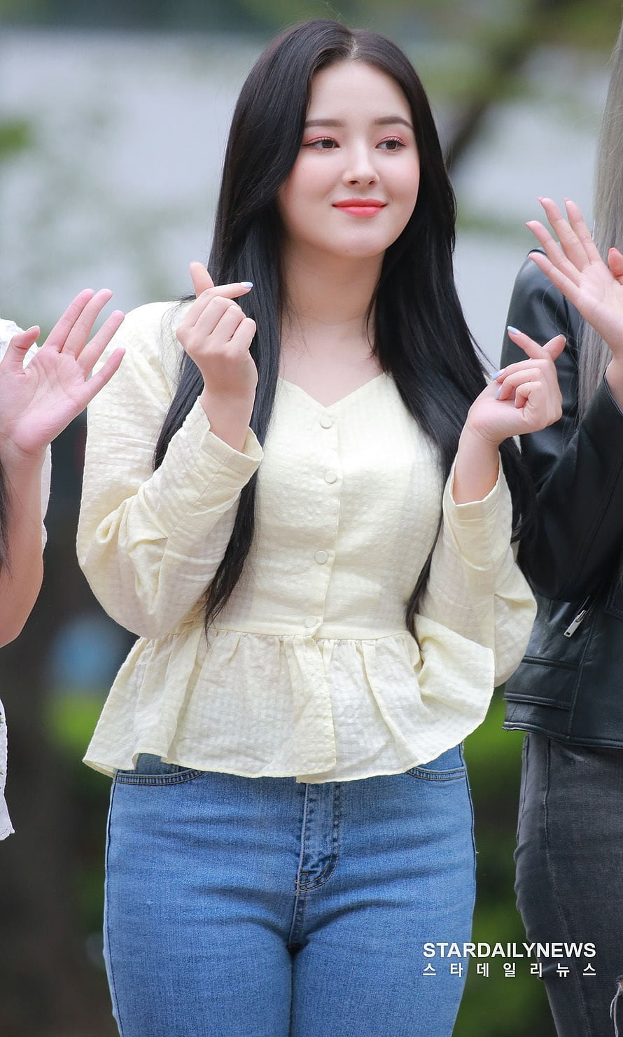 Nancy from MOMOLAND in a pastel yellow blouse and blue jeans HD phone wallpaper