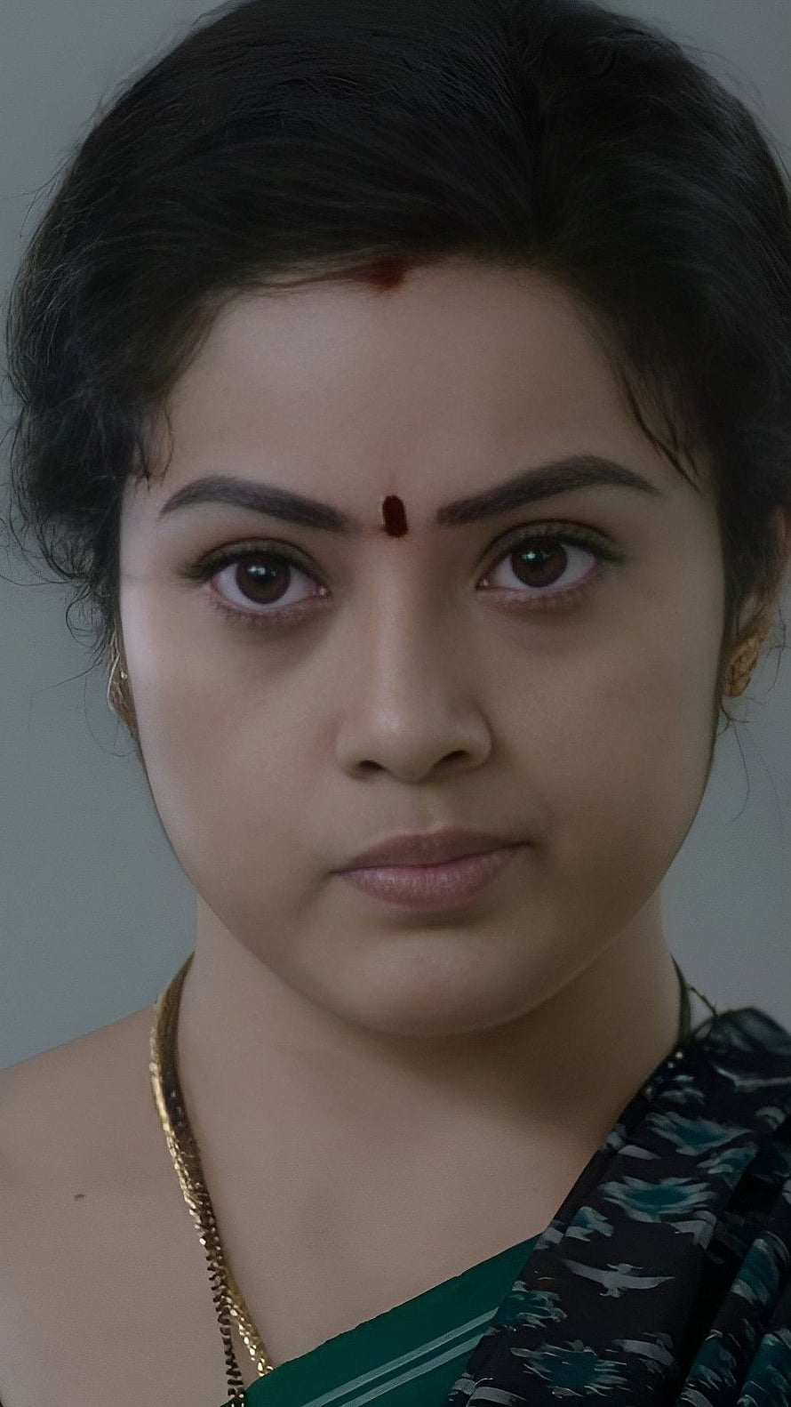 Meena Durai Swamy Portrait in Green Saree with Gold Necklace and Traditional Bindis HD phone wallpaper