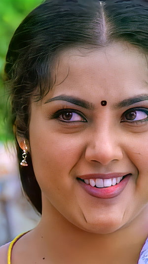Meena Durai Swamy Tamil Actress Close-Up Portrait With Traditional Bind And Gold Earrings HD phone wallpaper