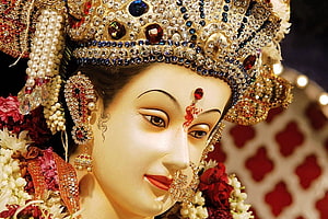 Ornate Maa Durga Idol Adorned With Jewels, Pearls, And Fresh Floral Garlands HD wallpaper