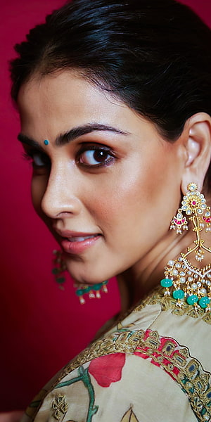 Genelia D'Souza in Traditional Indian Attire with Intricate Gold and Turquoise Jewelry HD phone wallpaper