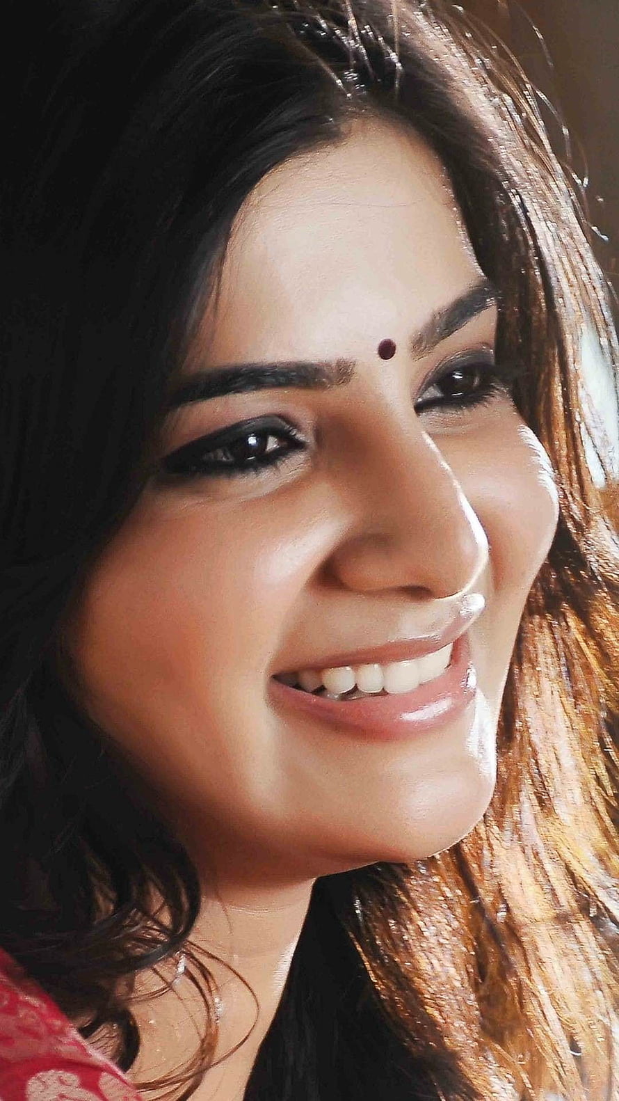 Samantha smiling close-up portrait with bindi and warm lighting HD phone wallpaper
