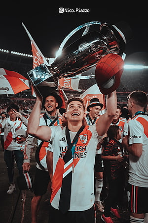 Julian Alvarez celebrates with the Copa Libertadores trophy in River Plate kit HD phone wallpaper