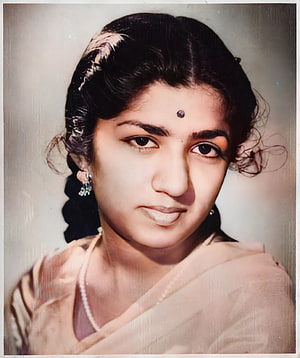 Lata Mangeshkar Vintage Portrait in Traditional Saree with Floral Hairpiece HD phone wallpaper