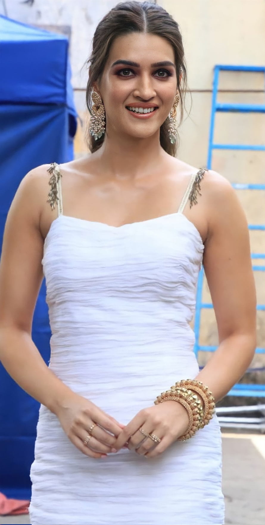 Kriti Sanon in White Ruched Dress with Gold Jewelry HD phone wallpaper