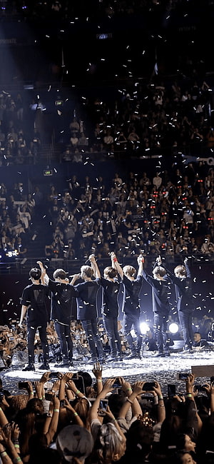 BTS Wings Tour Concert Stage Performance With Confetti And Crowd HD phone wallpaper