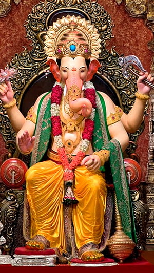 Lalbaugcha Raja Ganpati Murti in Mumbai with Golden Crown and Floral Garland HD phone wallpaper