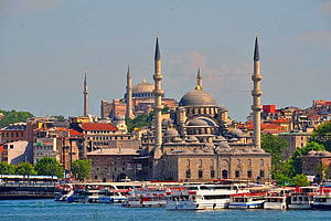 Istanbul Skyline Featuring Historic Ottoman Mosques and Bosphorus Waterfront Boats HD wallpaper