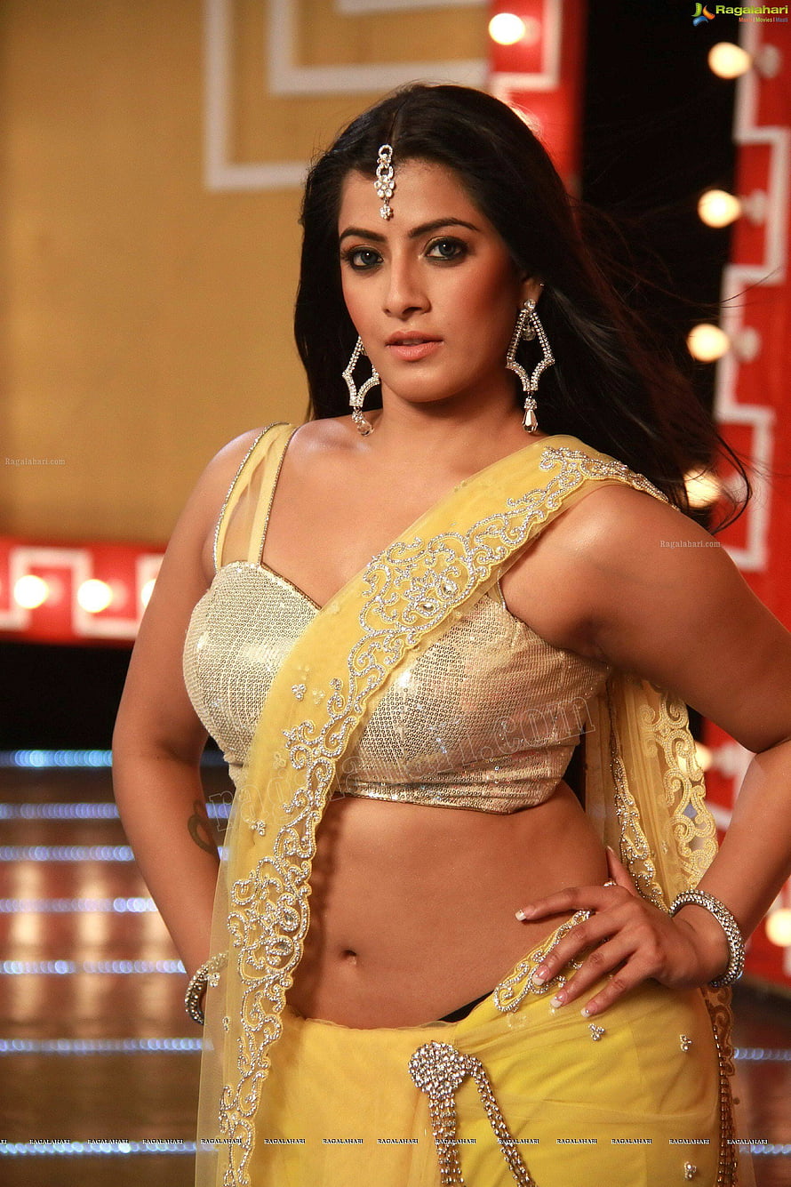 Varalakshmi Sarathkumar in a yellow and gold embellished saree with traditional jewelry HD phone wallpaper