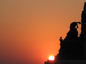 Silhouette of Chhatrapati Shivaji Maharaj Statue at Raigad Fort During Sunset HD wallpaper