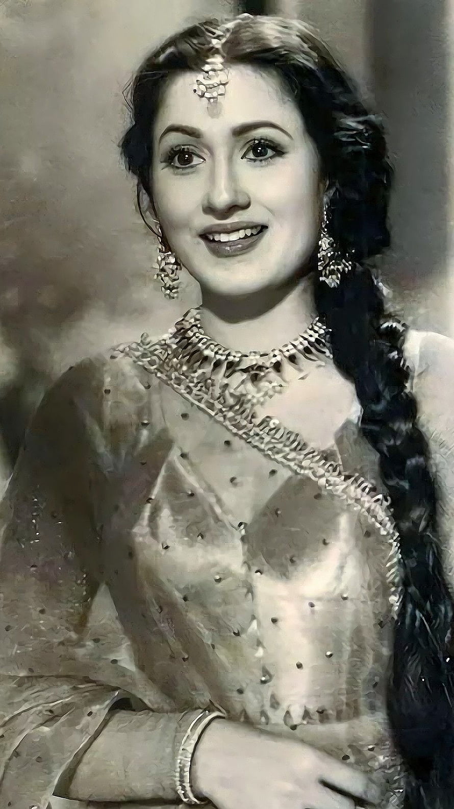 Madhubala Classic Bollywood Portrait in Traditional Indian Attire and Jewelry HD phone wallpaper