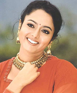 Soundarya smiling portrait wearing traditional gold jewelry and red ethnic attire HD phone wallpaper