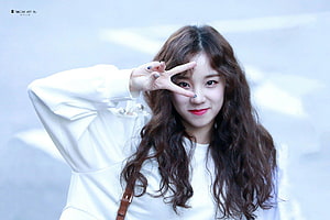 Song Yuqi from (G)I-DLE Making a Peace Sign in a White Blouse HD wallpaper