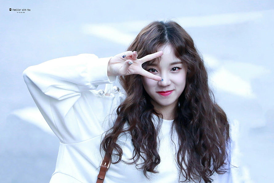 Song Yuqi from (G)I-DLE Making a Peace Sign in a White Blouse HD wallpaper