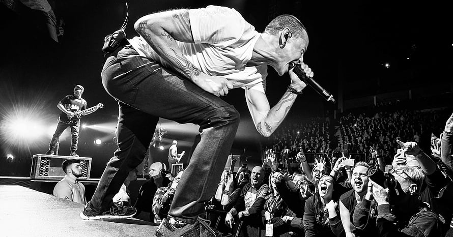 Chester Bennington of Linkin Park performing live on stage in black and white HD wallpaper