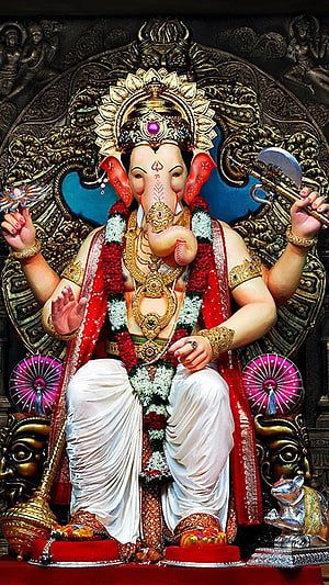 Lalbaugcha Raja Ganesha Murti with Gold Ornaments and Floral Garland HD phone wallpaper