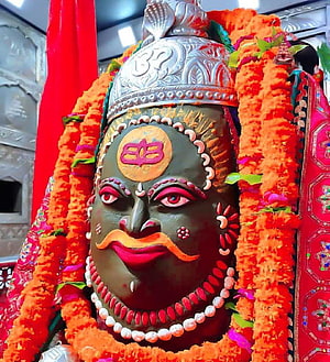 Ujjain Mahakal Temple Shiva Murti with Marigold Garland and Silver Crown HD phone wallpaper