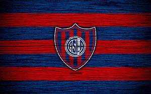 San Lorenzo de Almagro Club Crest on Red and Blue Striped Wood Texture Background HD wallpaper