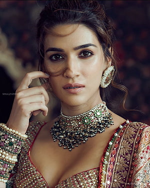 Kriti Sanon in ornate traditional Indian jewelry and embroidered ethnic wear HD phone wallpaper