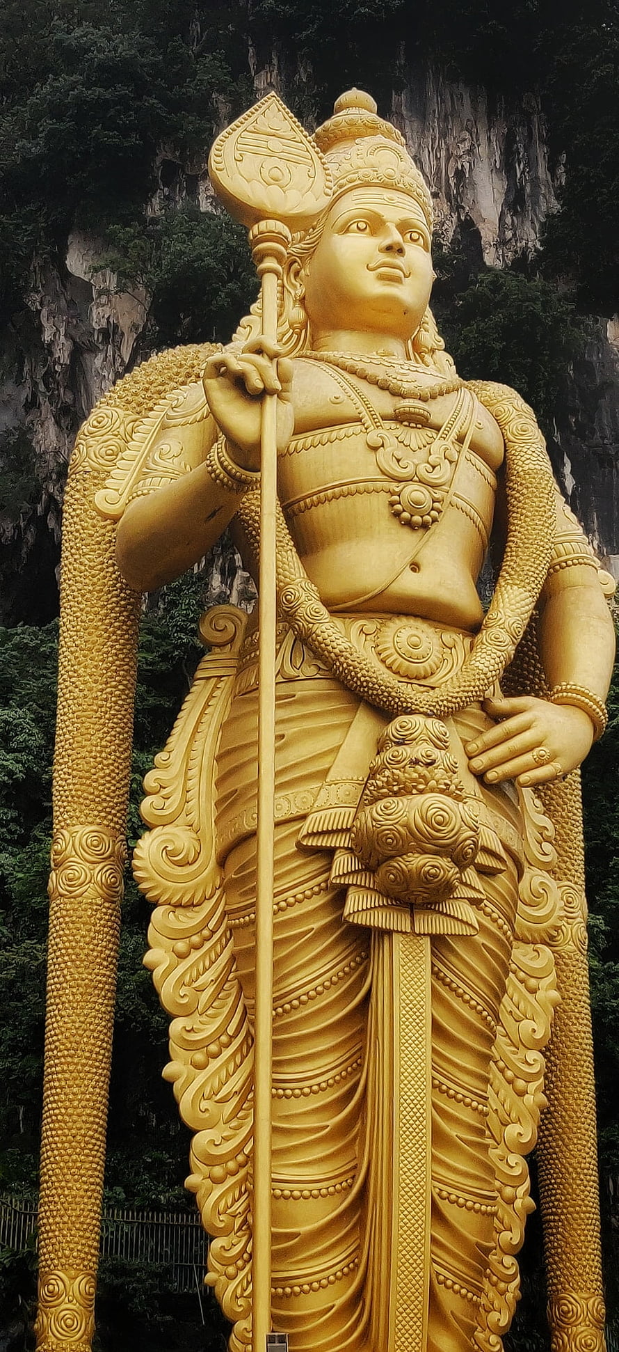 Giant Golden Lord Murugan Statue at Batu Caves Temple in Malaysia HD phone wallpaper