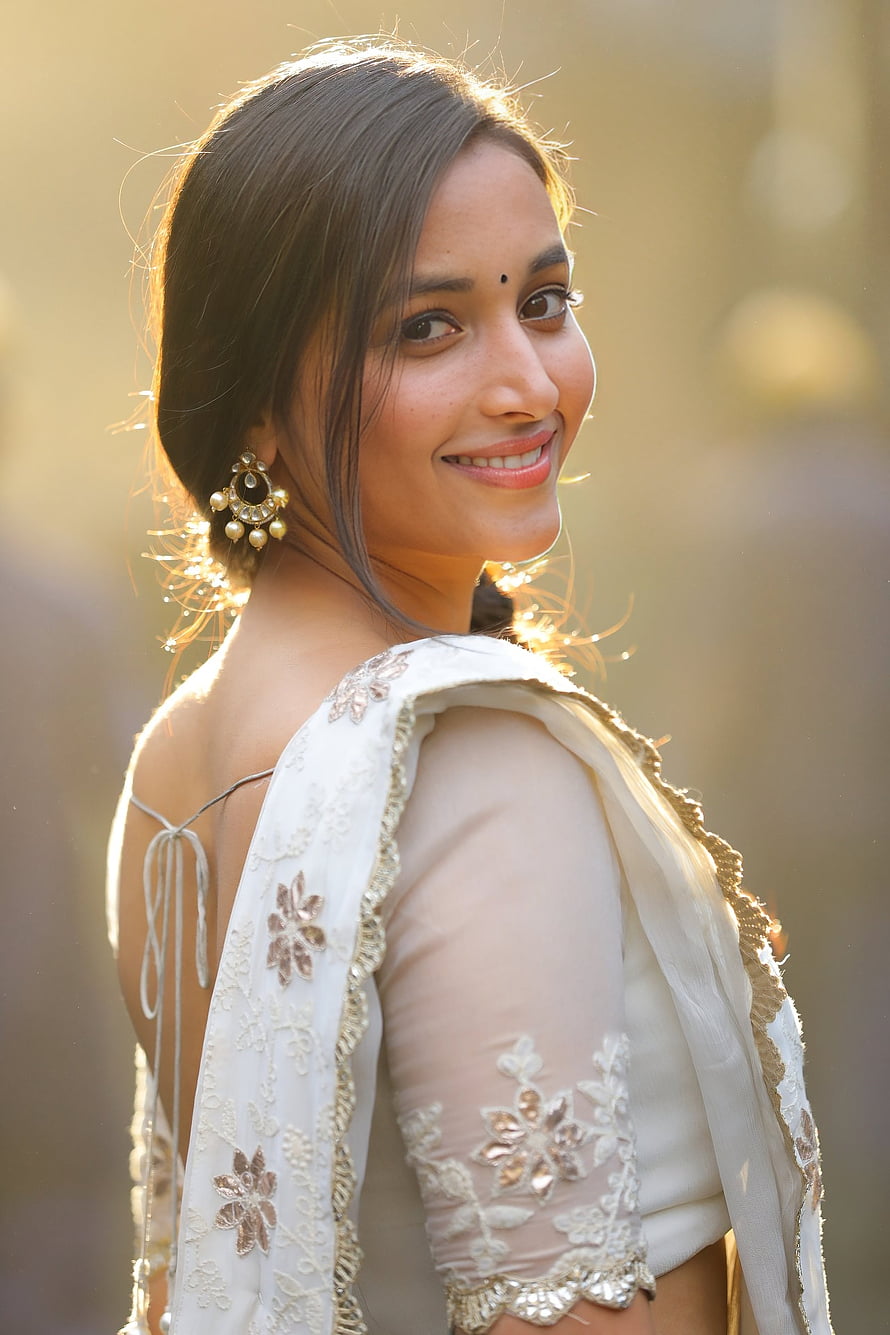 Srinidhi Shetty in Elegant White Embroidered Ethnic Wear with Gold Jewelry HD phone wallpaper