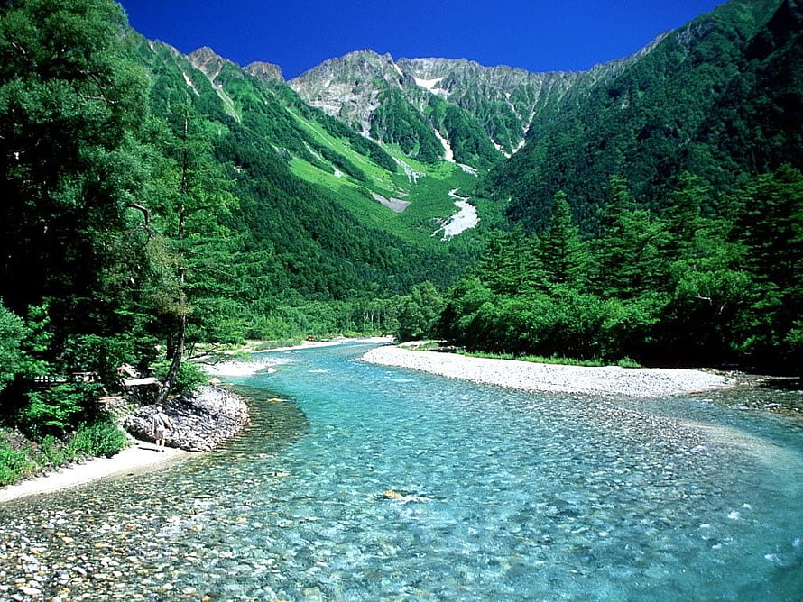 Kamikochi Forest Scenery: Turquoise River and Alpine Peaks in Japan HD wallpaper