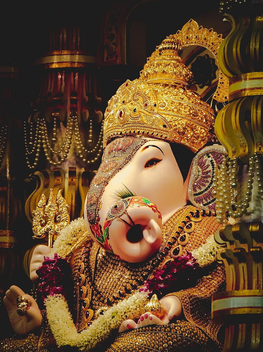 Dagadusheth Halwai Ganapati Murti with Golden Crown and Floral Garland HD phone wallpaper