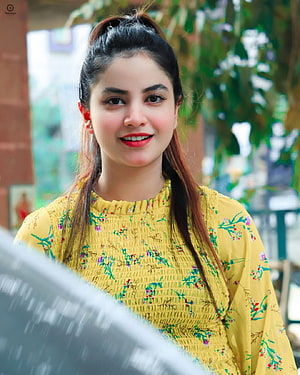 Piyanka Mongia in a yellow floral smocked top with a high ponytail and red lipstick HD phone wallpaper