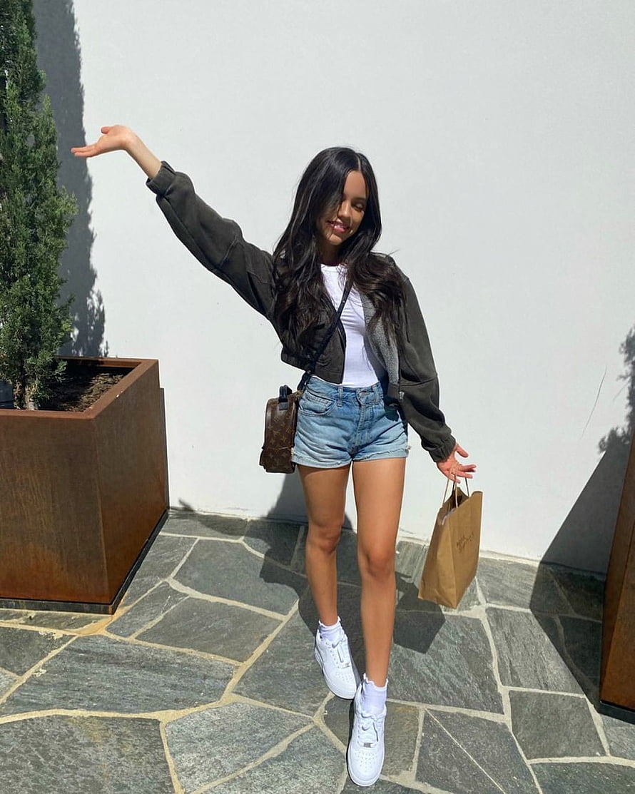 Jenna Ortega Casual Street Style Outfit With Denim Shorts And White Sneakers HD phone wallpaper