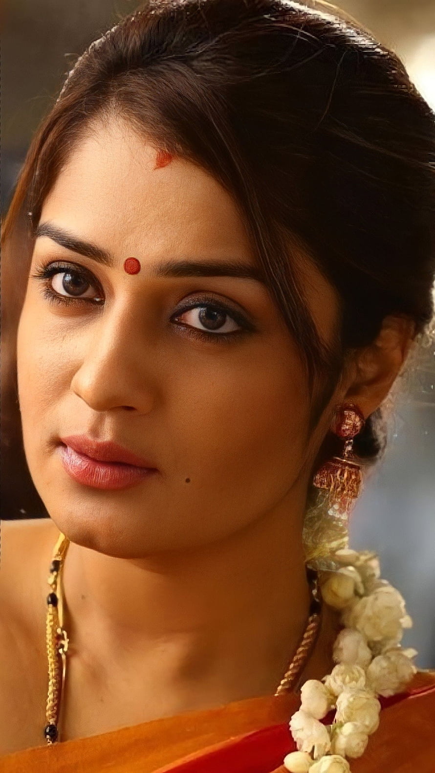 Nikita Thukral in Traditional Indian Attire with Jasmine Garland and Gold Jewelry HD phone wallpaper