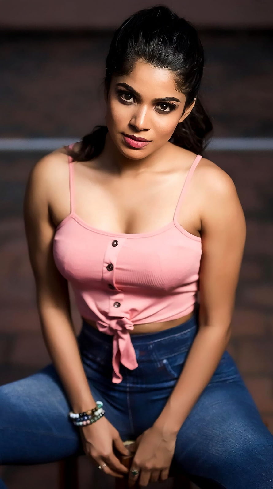 Divya Bharti in a pink button-up crop top and blue jeans HD phone wallpaper