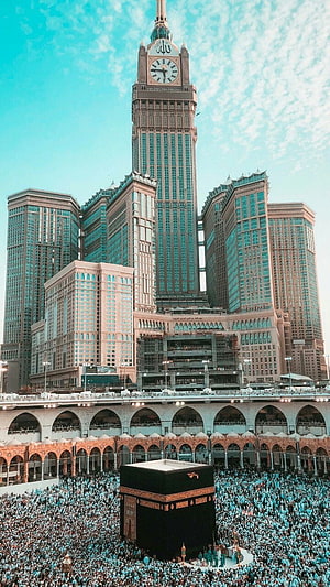 Kaaba and Makkah Clock Tower with Pilgrims at Masjid al-Haram HD phone wallpaper
