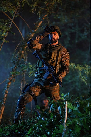 Vicky Kaushal as Para Commando in Night Jungle Combat Scene from Uri HD phone wallpaper