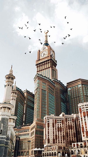 Makkah Clock Tower and Royal Hotel with Minarets and Birds in Sky HD phone wallpaper