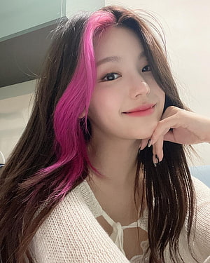 Yeji from ITZY with vibrant pink hair streaks in a cozy white knit sweater HD phone wallpaper
