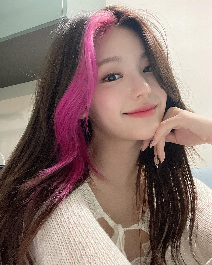 Yeji from ITZY with vibrant pink hair streaks in a cozy white knit sweater HD phone wallpaper