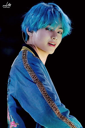 V from BTS with vibrant blue hair wearing an embroidered blue jacket on stage HD phone wallpaper