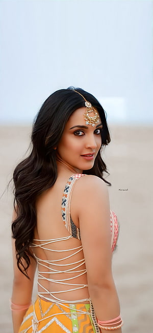Kiara Advani in Traditional Ethnic Wear with Gold Maang Tikka and Open Back Top HD phone wallpaper
