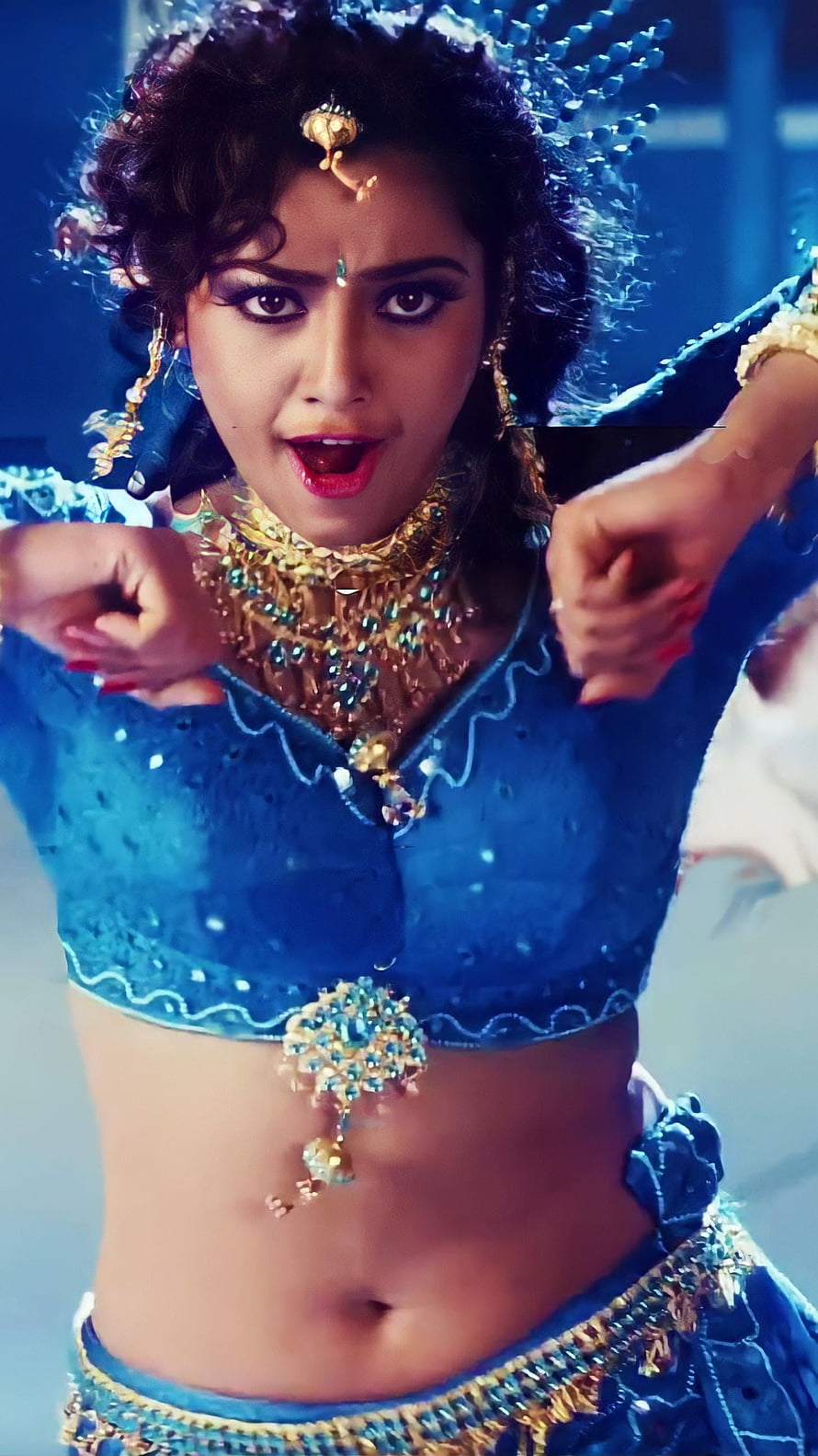 Meena Durai Swamy in ornate blue traditional dance costume with gold jewelry HD phone wallpaper