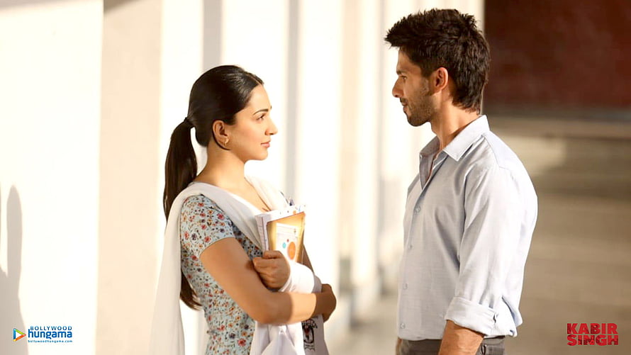 Kabir Singh Movie Still Featuring Kiara Advani and Shahid Kapoor in a Sunlit Corridor HD wallpaper