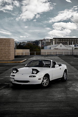 White First Generation Mazda Miata NA Roadster Parked on Rooftop HD phone wallpaper