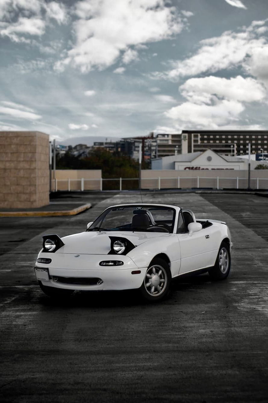 White First Generation Mazda Miata NA Roadster Parked on Rooftop HD phone wallpaper